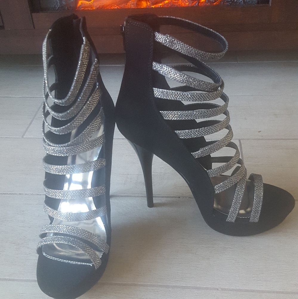 *BRAND NEW* Qupid Platform Pumps
